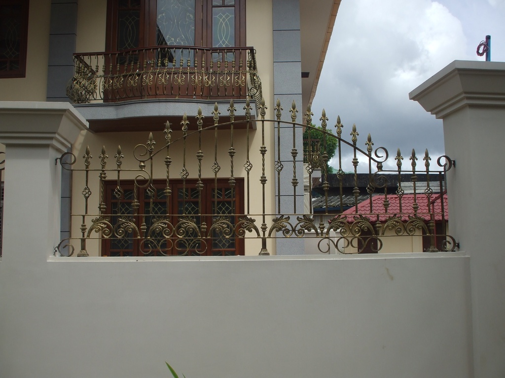 Fence (ခြံစည်းရိုး)